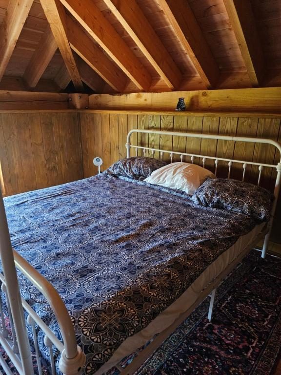 Slaapkamer met een tweepersoonsbed onder houten balken