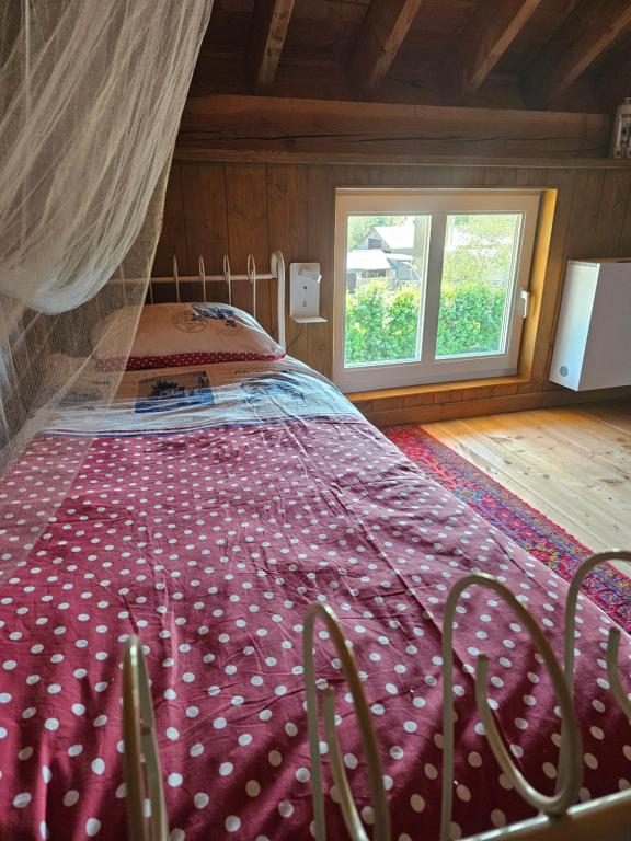 Slaapzolder met bed onder het houten dakbeschot
